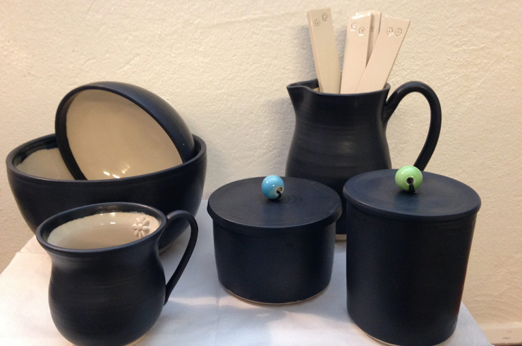 Kopper og skåle i sort fra keramiknissen